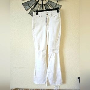 RefugeWomen's Denim White Flared High Rise Casual chic Jeans Size 3..